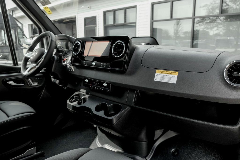 Used 2025 Mercedes-Benz Sprinter 2500 image 23
