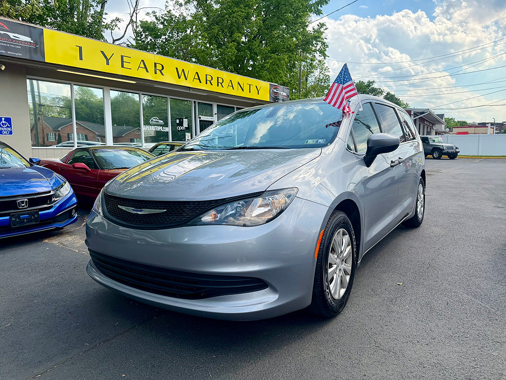 Used 2020 Chrysler Voyager L FWD image 1