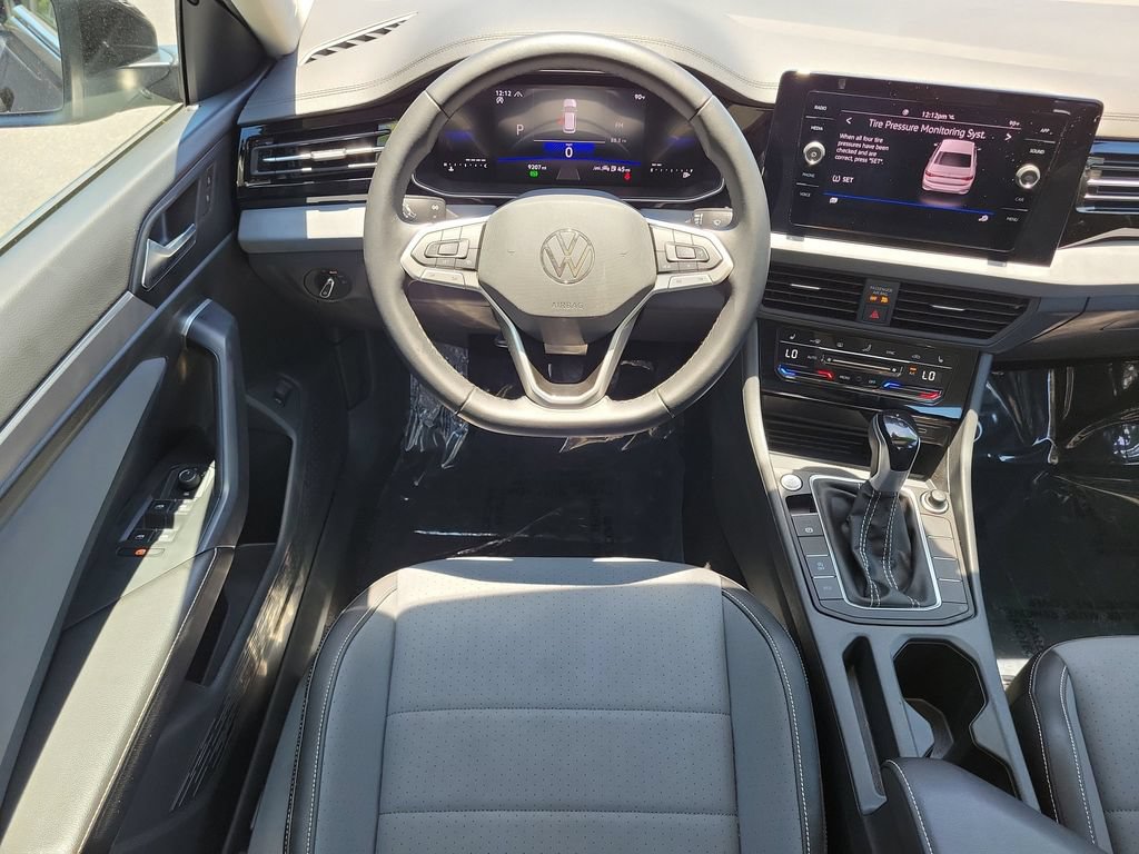 Used 2025 Volkswagen Jetta SE w/ Sunroof Package FWD image 12