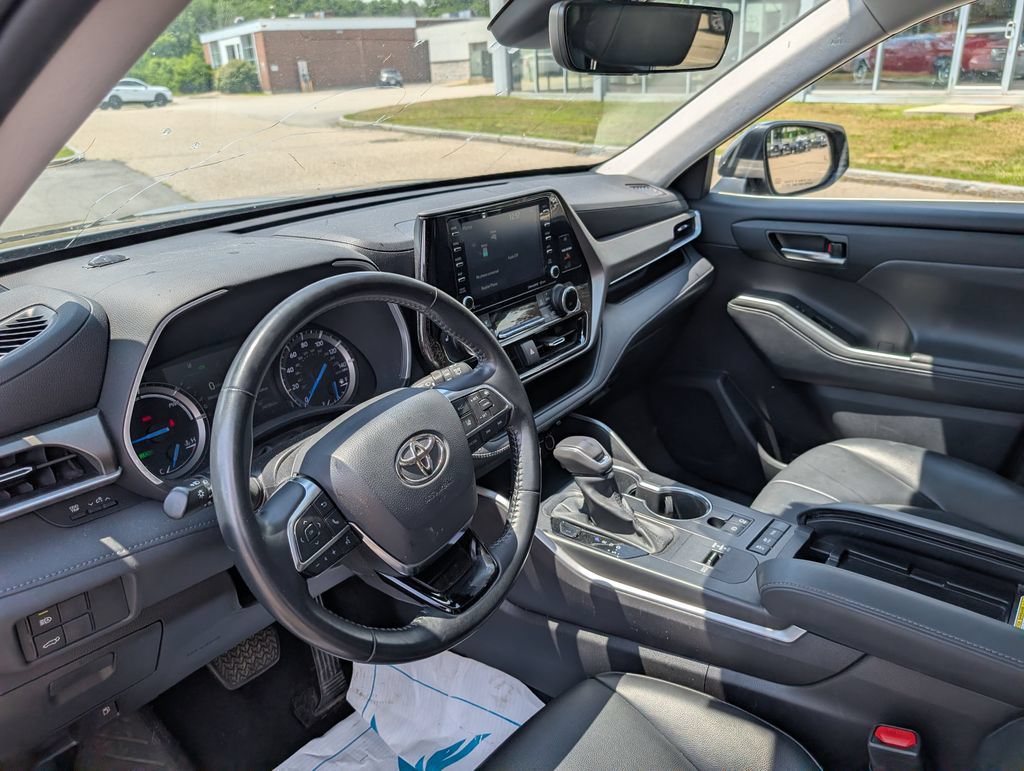 Used 2021 Toyota Highlander XLE AWD/4WD image 18