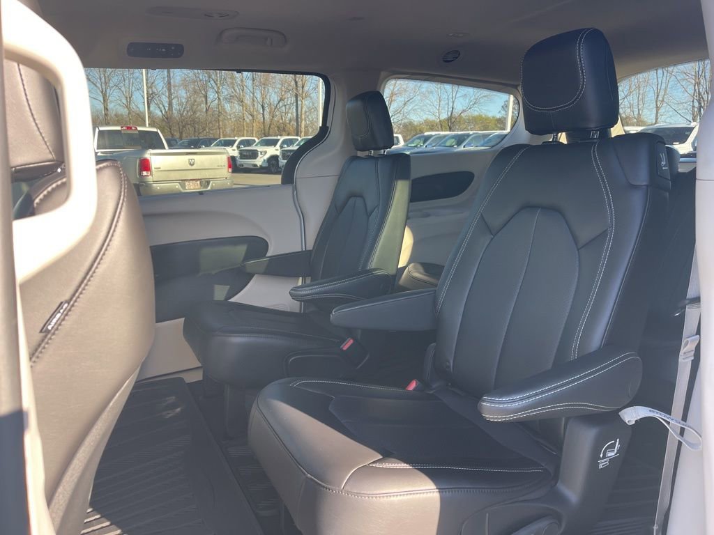 Used 2023 Chrysler Pacifica Touring-L image 13