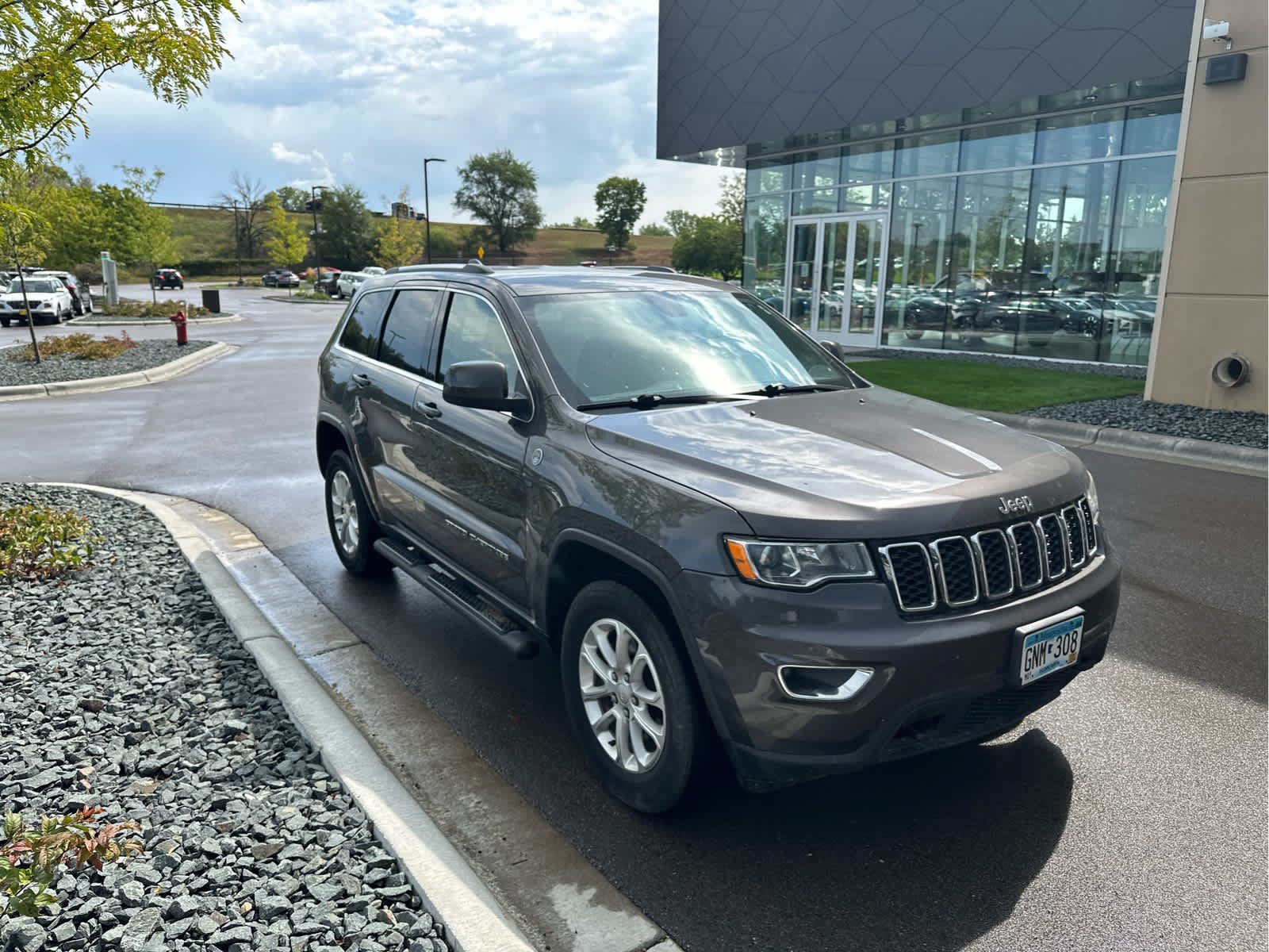 Used 2021 Jeep Grand Cherokee Laredo AWD/4WD image 9