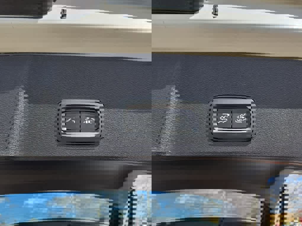 Used 2025 Volvo XC40 B5 Core image 7