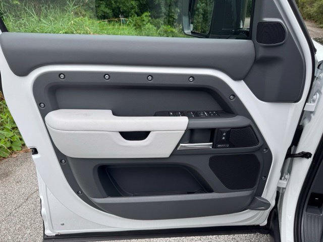 New 2026 Land Rover Defender 110 X-Dynamic SE AWD/4WD image 8