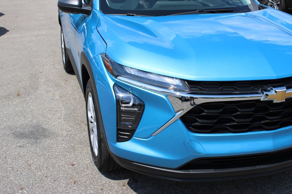 Certified 2025 Chevrolet Trax LS FWD image 3