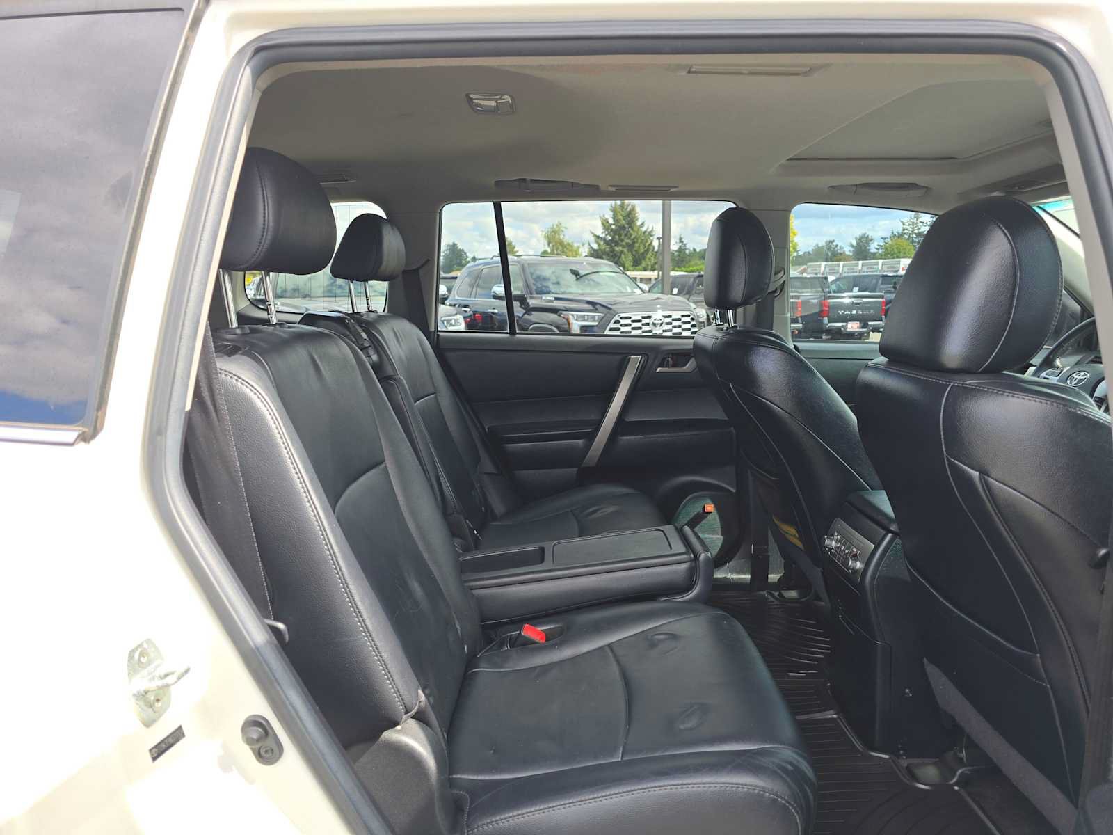 Used 2012 Toyota Highlander SE w/ Tow Pkg AWD/4WD image 12