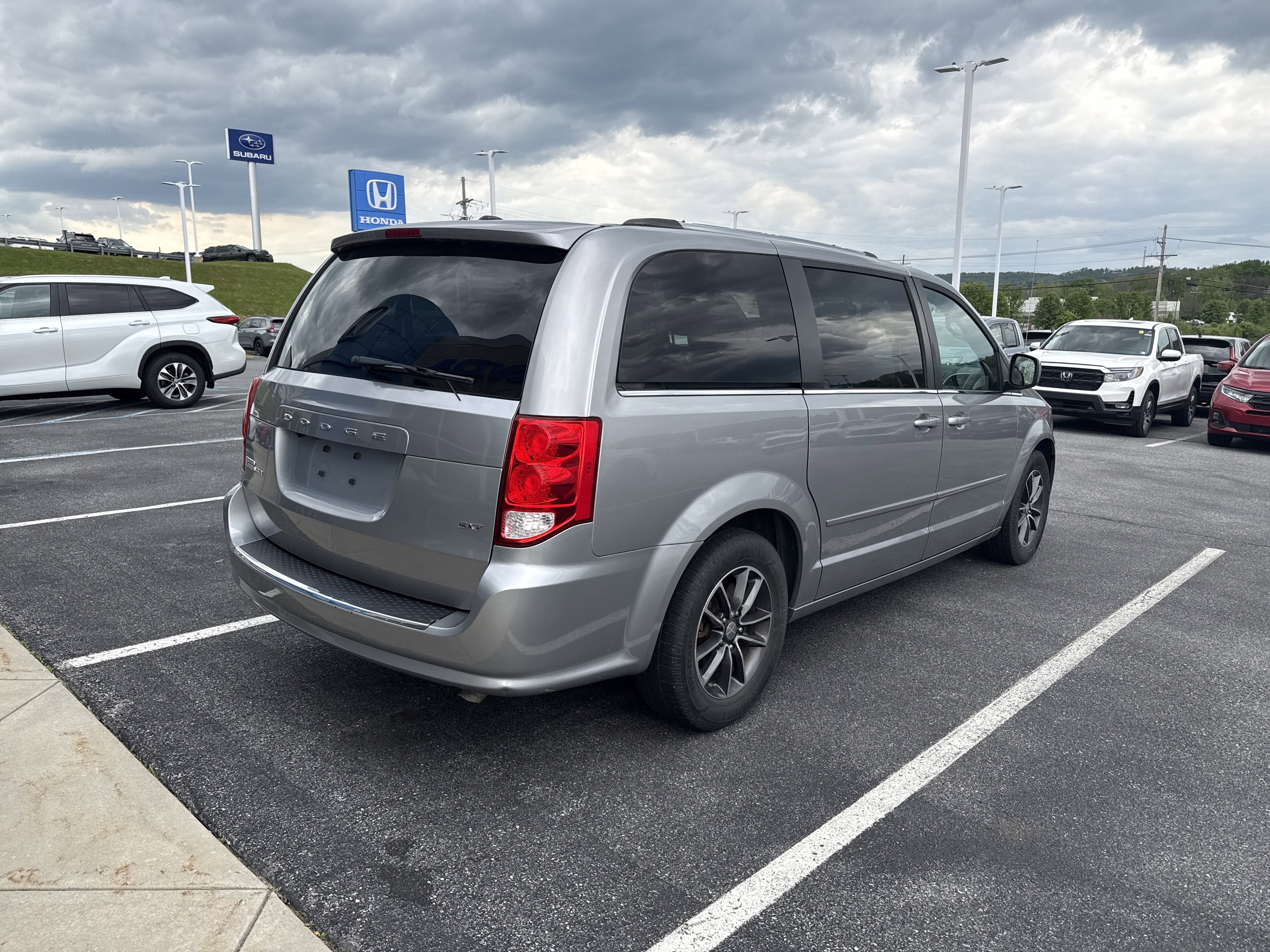 Used 2016 Dodge Grand Caravan SXT FWD image 5