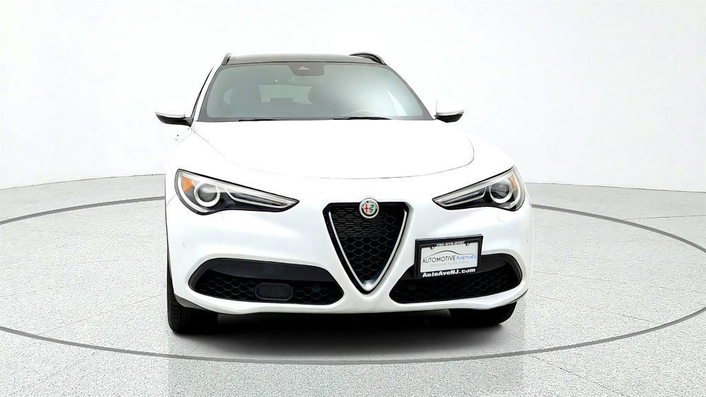 Used 2023 Alfa Romeo Stelvio Ti AWD/4WD image 2