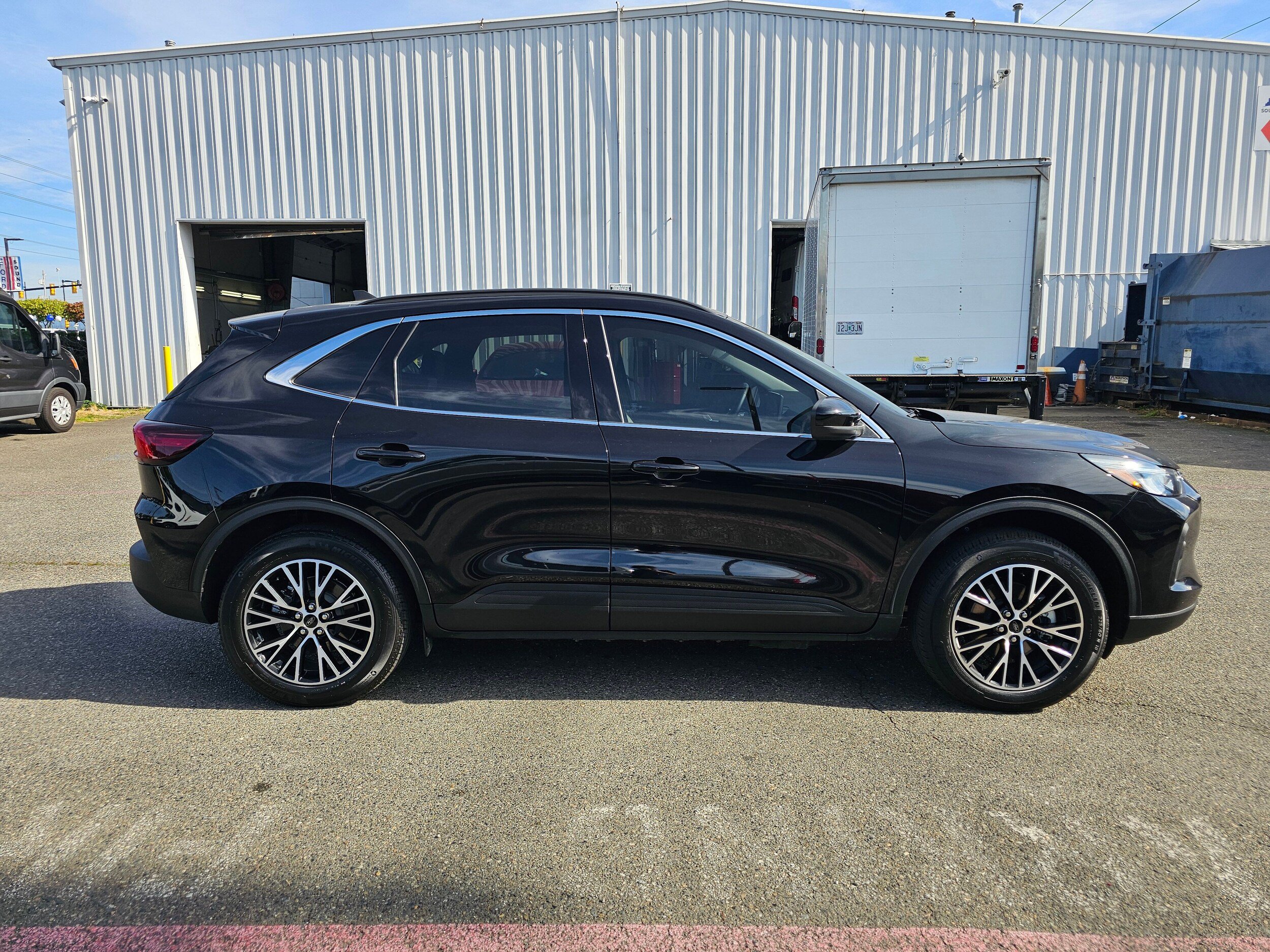 Certified 2025 Ford Escape SE w/ Class II Trailer Tow Package FWD image 4