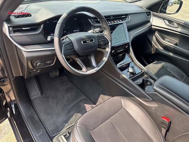 Used 2025 Jeep Grand Cherokee Altitude AWD/4WD image 17