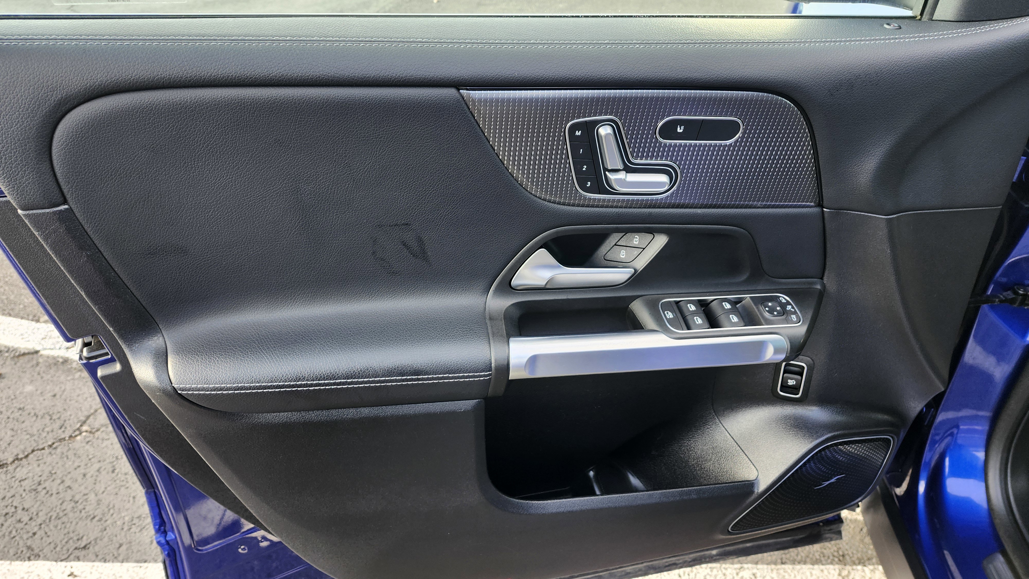 Used 2021 Mercedes-Benz GLB 250 4MATIC image 28