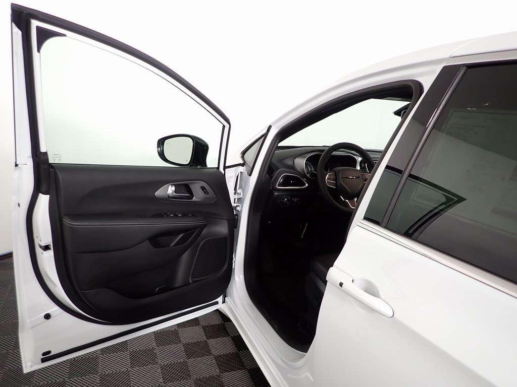 New 2026 Chrysler Pacifica Select image 17