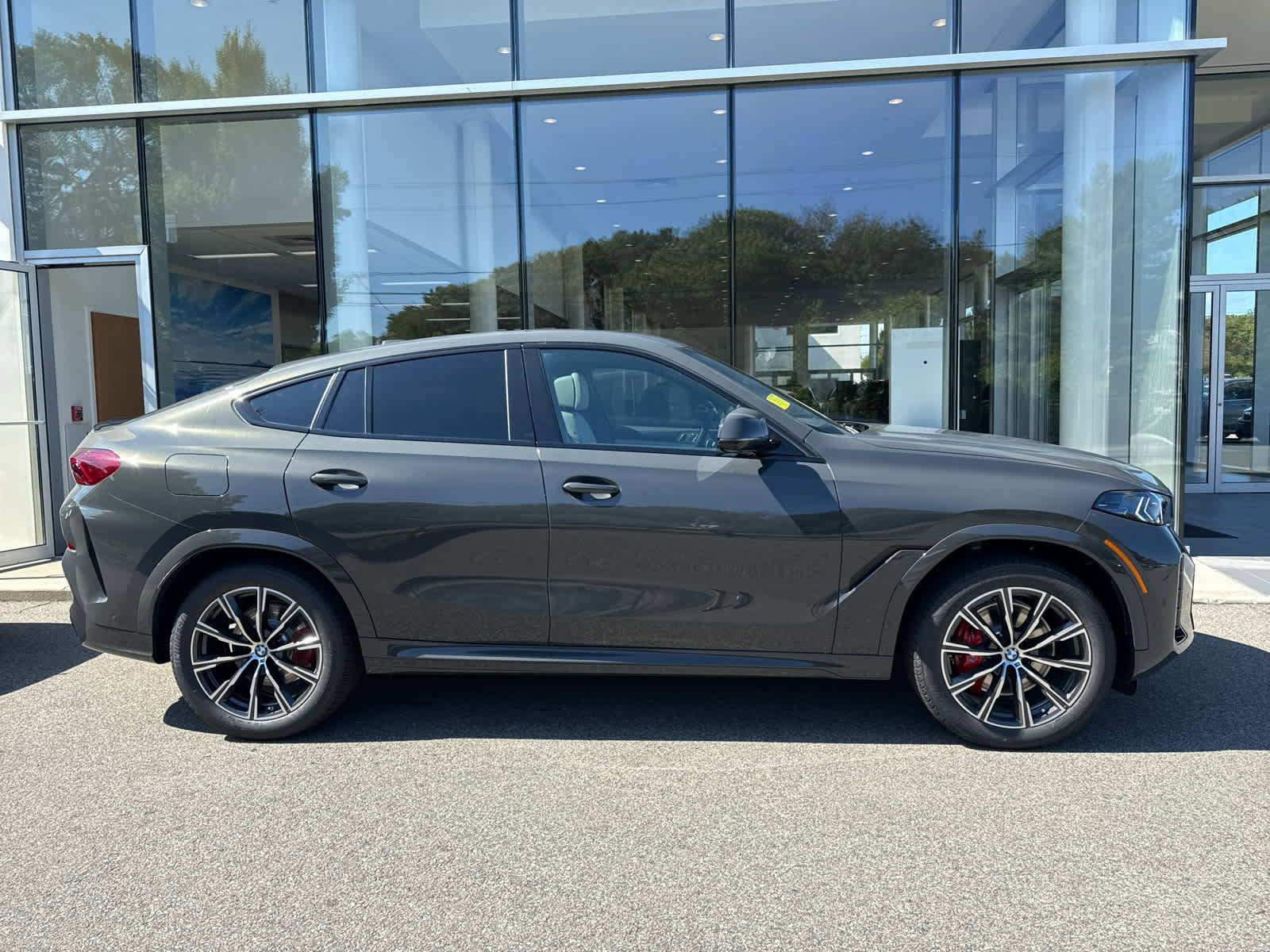 New 2026 BMW X6 xDrive40i w/ Climate Comfort Package image 3