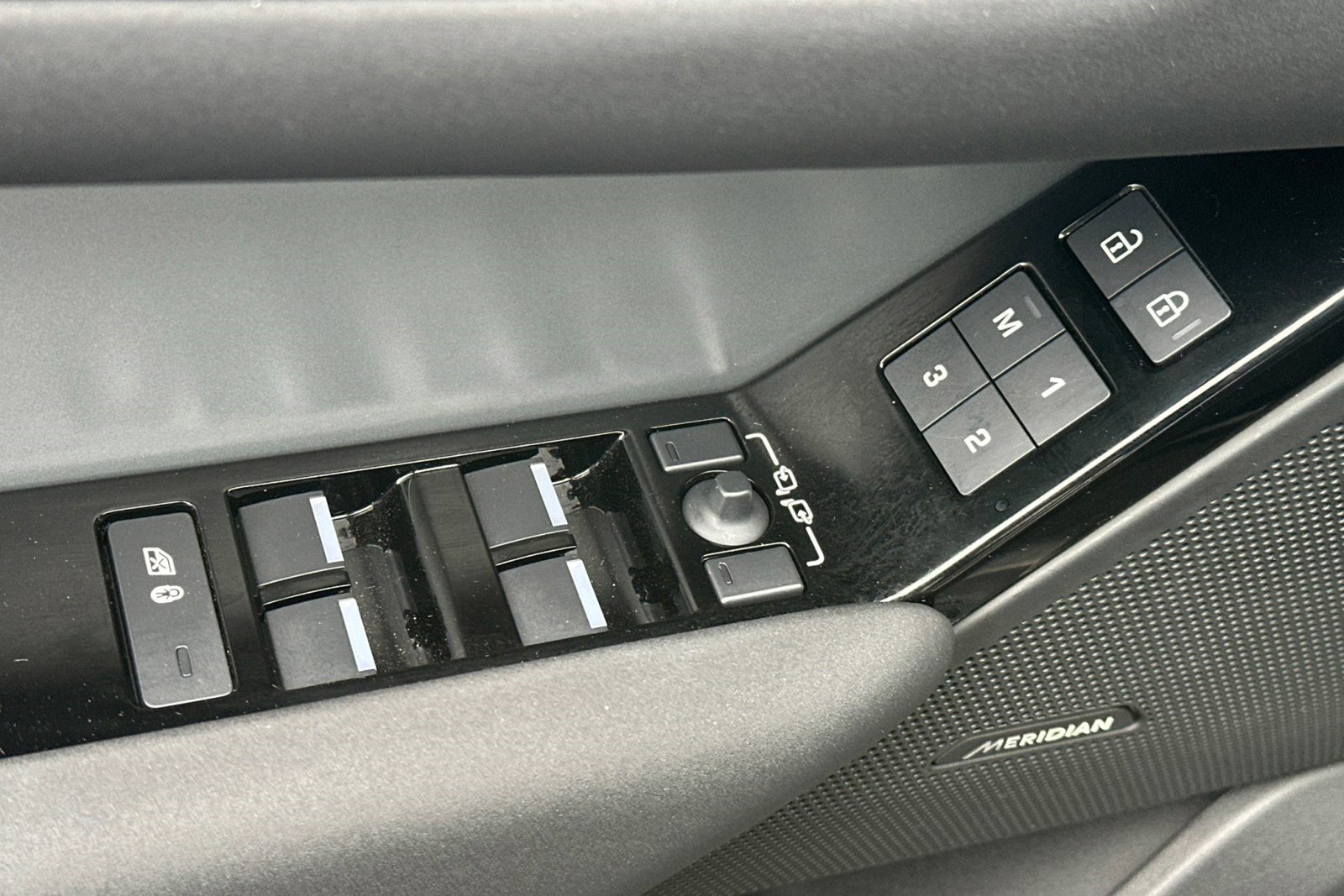 Certified 2025 Land Rover Range Rover Velar S image 15