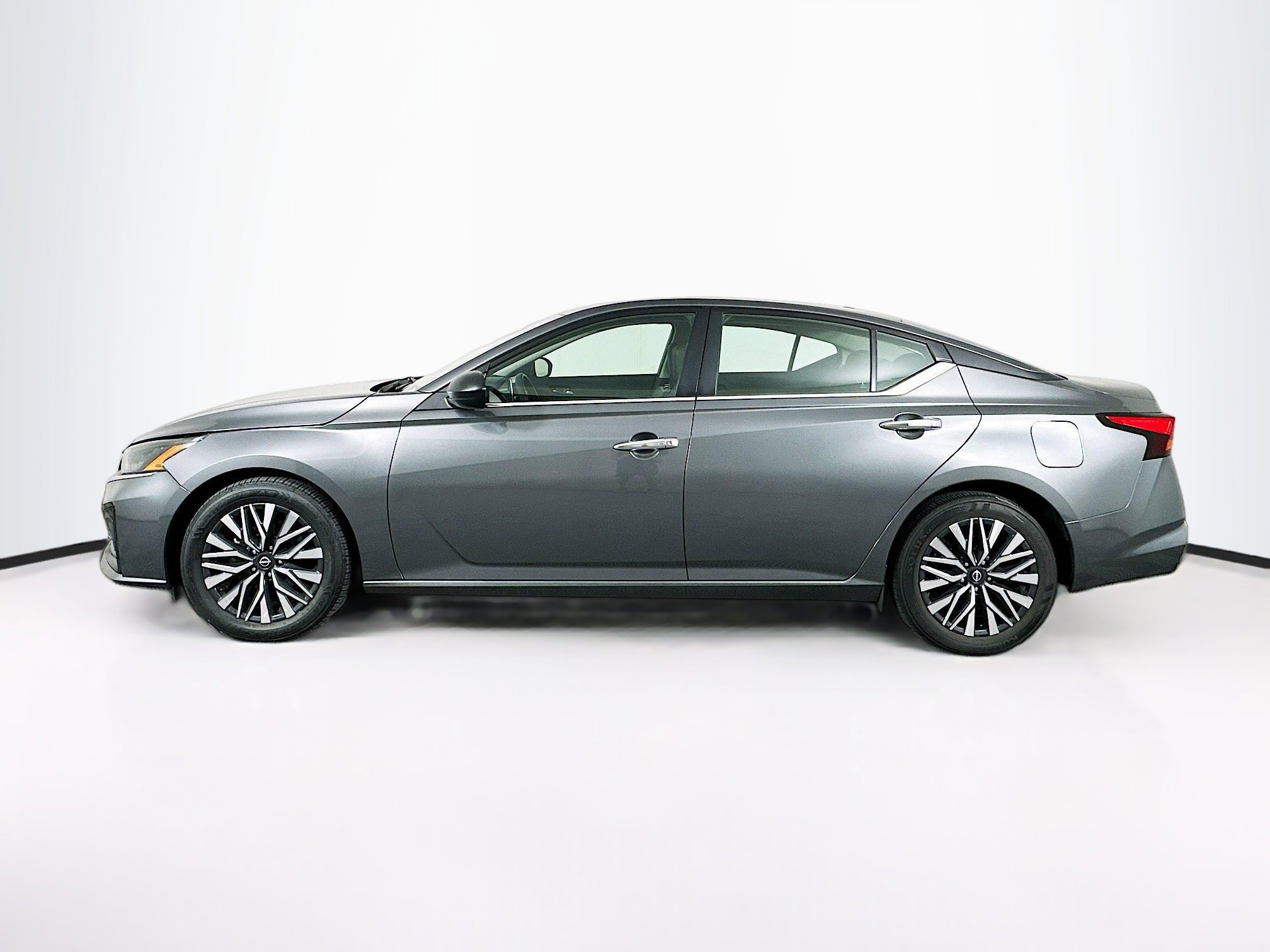 Used 2024 Nissan Altima 2.5 SV image 4