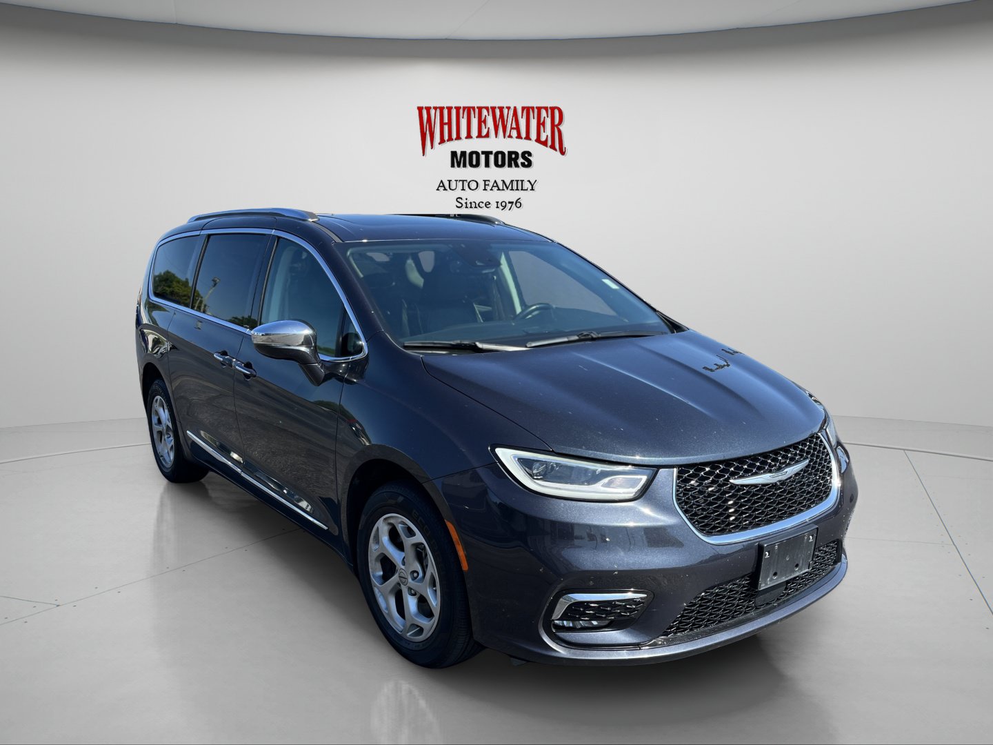 Used 2021 Chrysler Pacifica Limited w/ Uconnect Theater Family Group AWD/4WD image 3