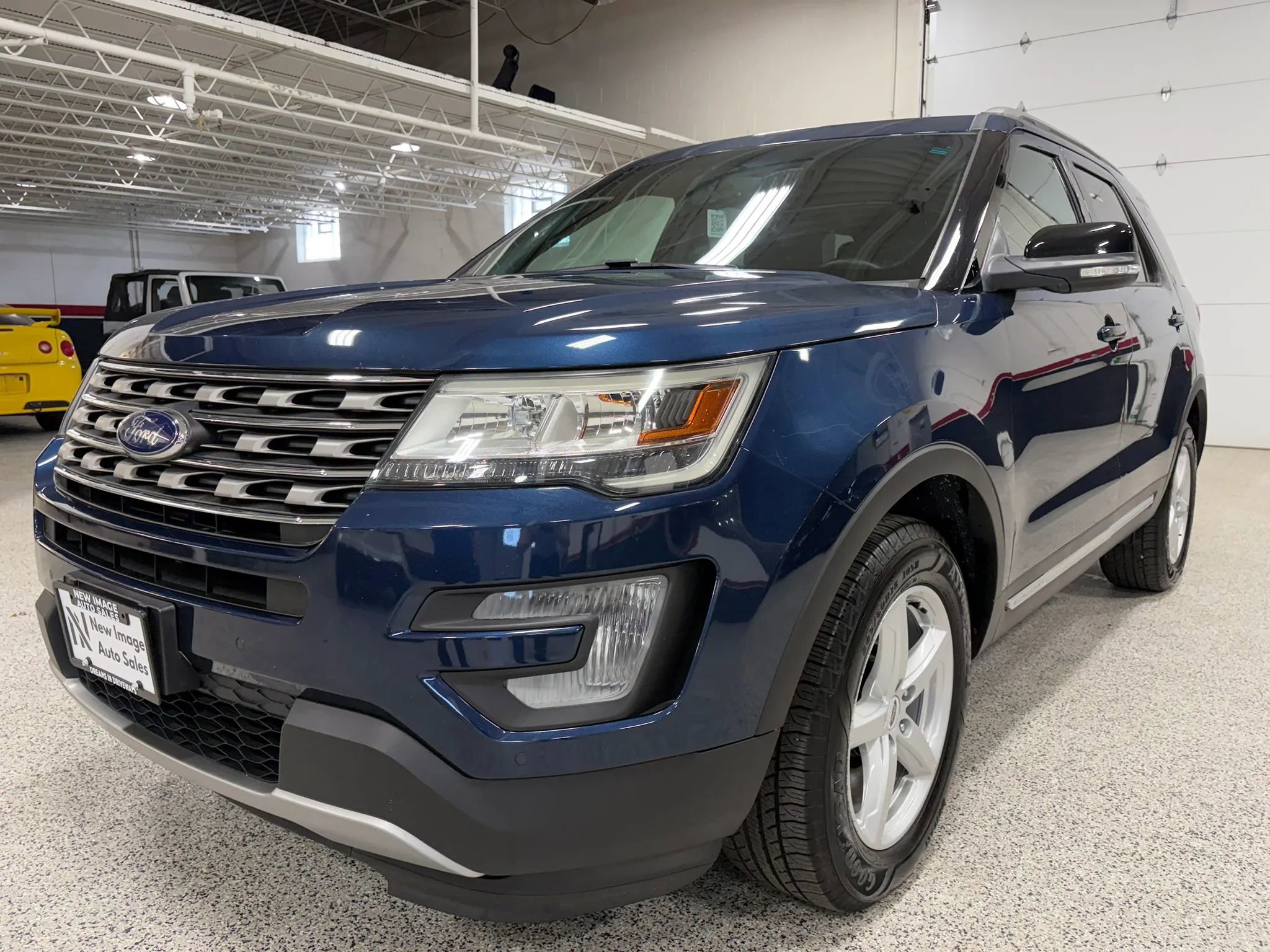 Used 2017 Ford Explorer XLT w/ Equipment Group 201A AWD/4WD image 4