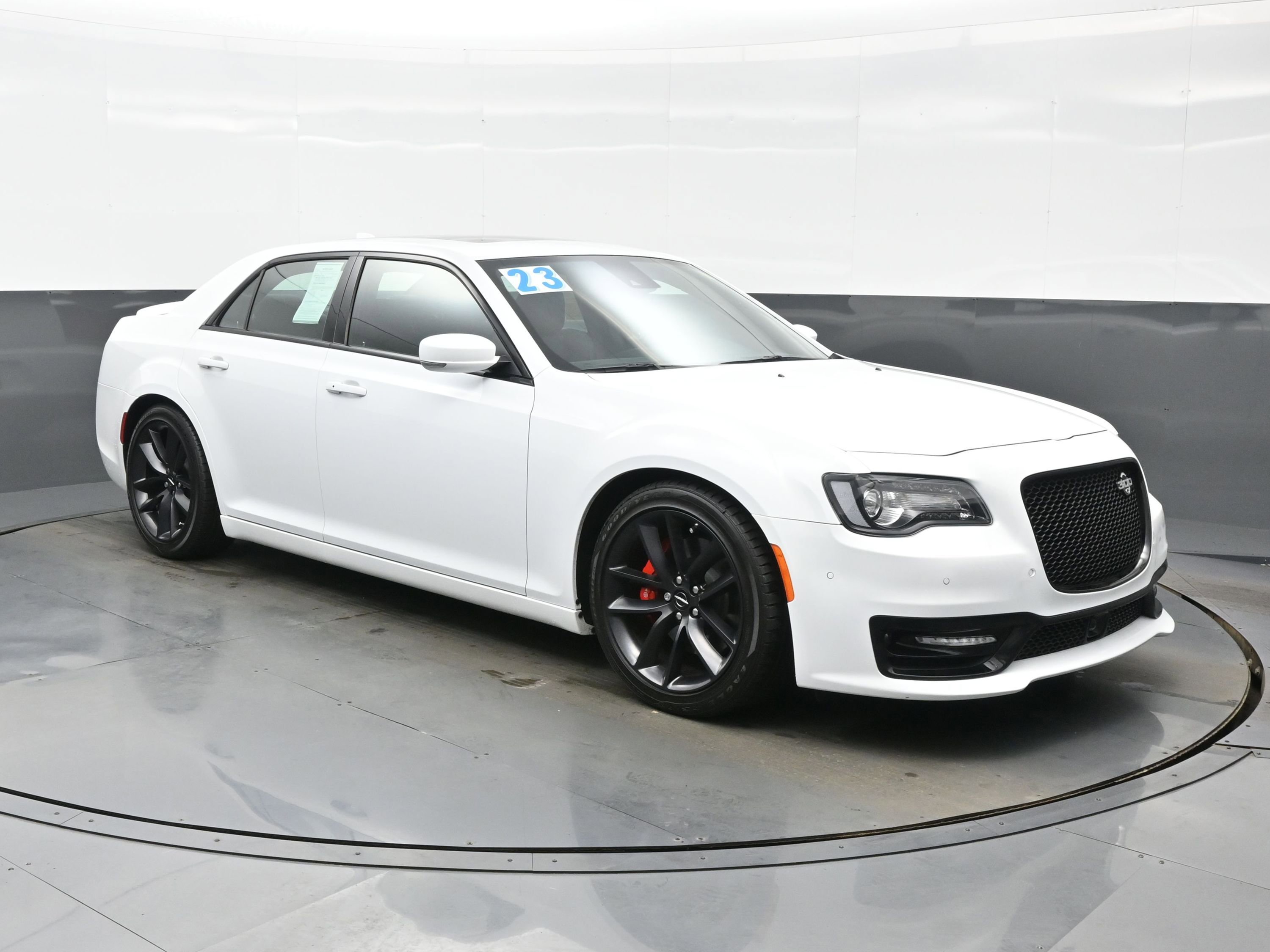 Used 2023 Chrysler 300 C image 8