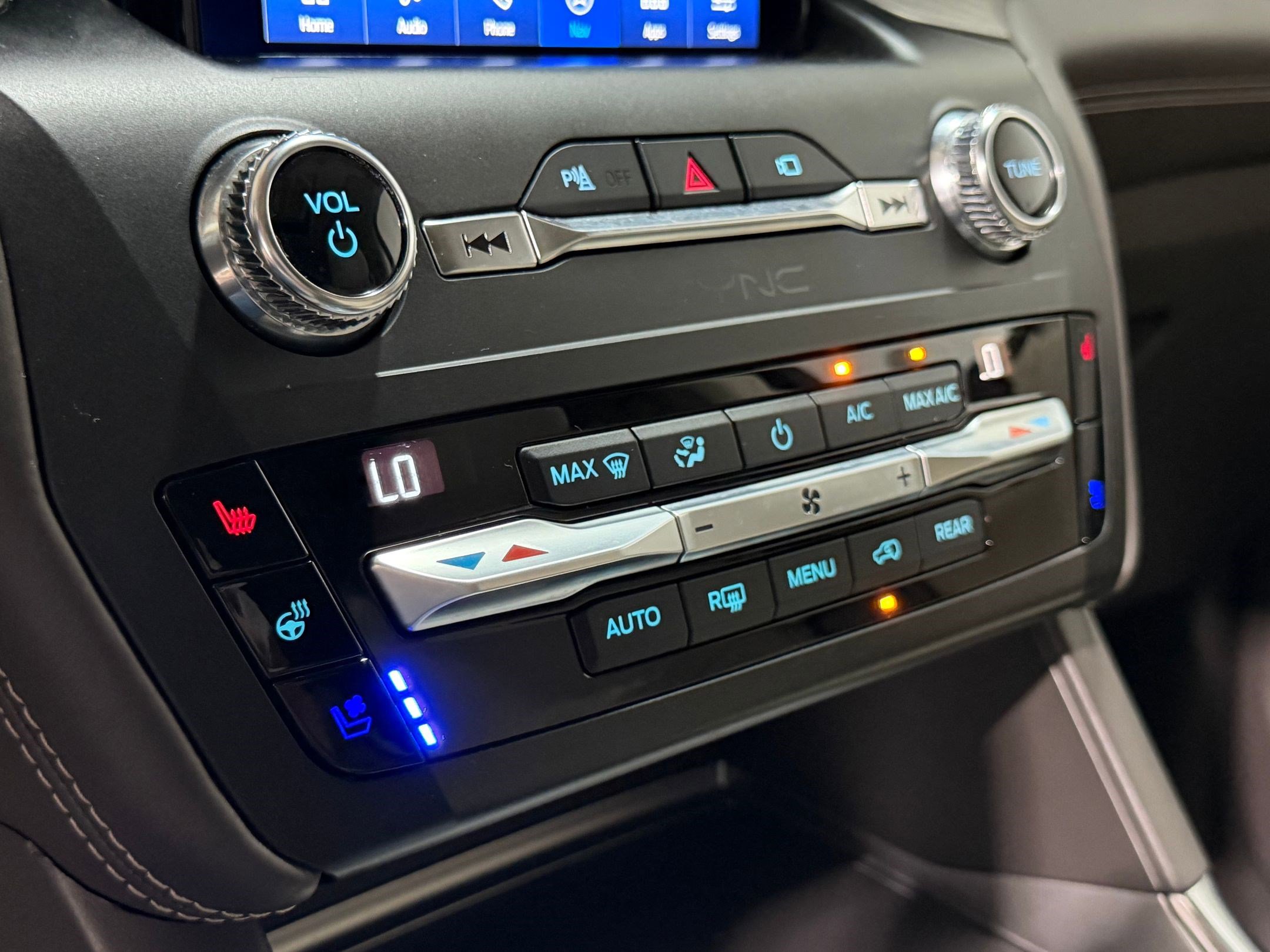 Used 2020 Ford Explorer Platinum w/ Premium Technology Package AWD/4WD image 29