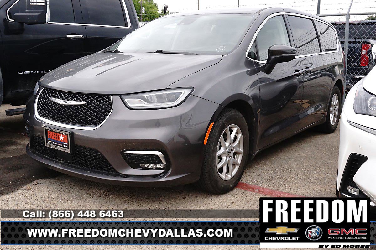 Used 2023 Chrysler Pacifica Touring-L FWD image 4