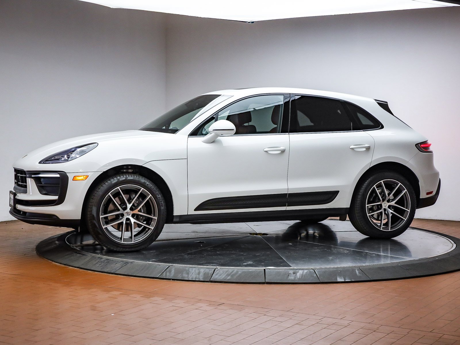Used 2023 Porsche Macan image 2