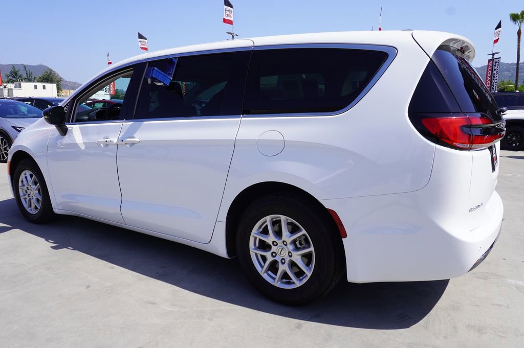 Used 2024 Chrysler Pacifica Touring-L FWD image 5