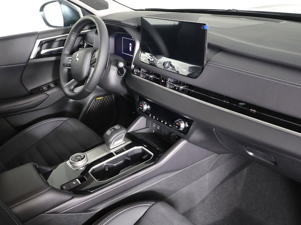 New 2025 Mitsubishi Outlander SE image 31