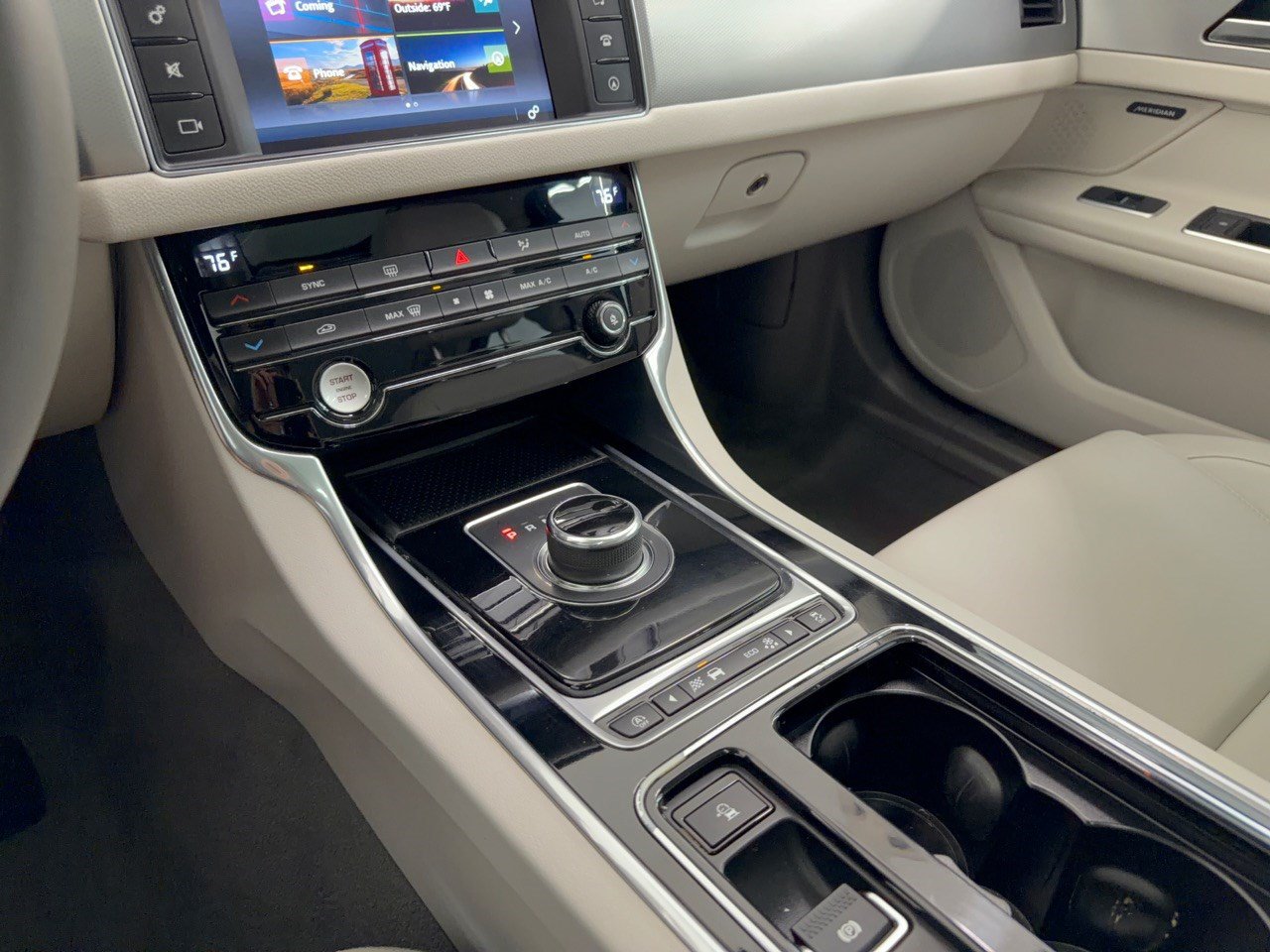 Used 2018 Jaguar XF Premium RWD image 21