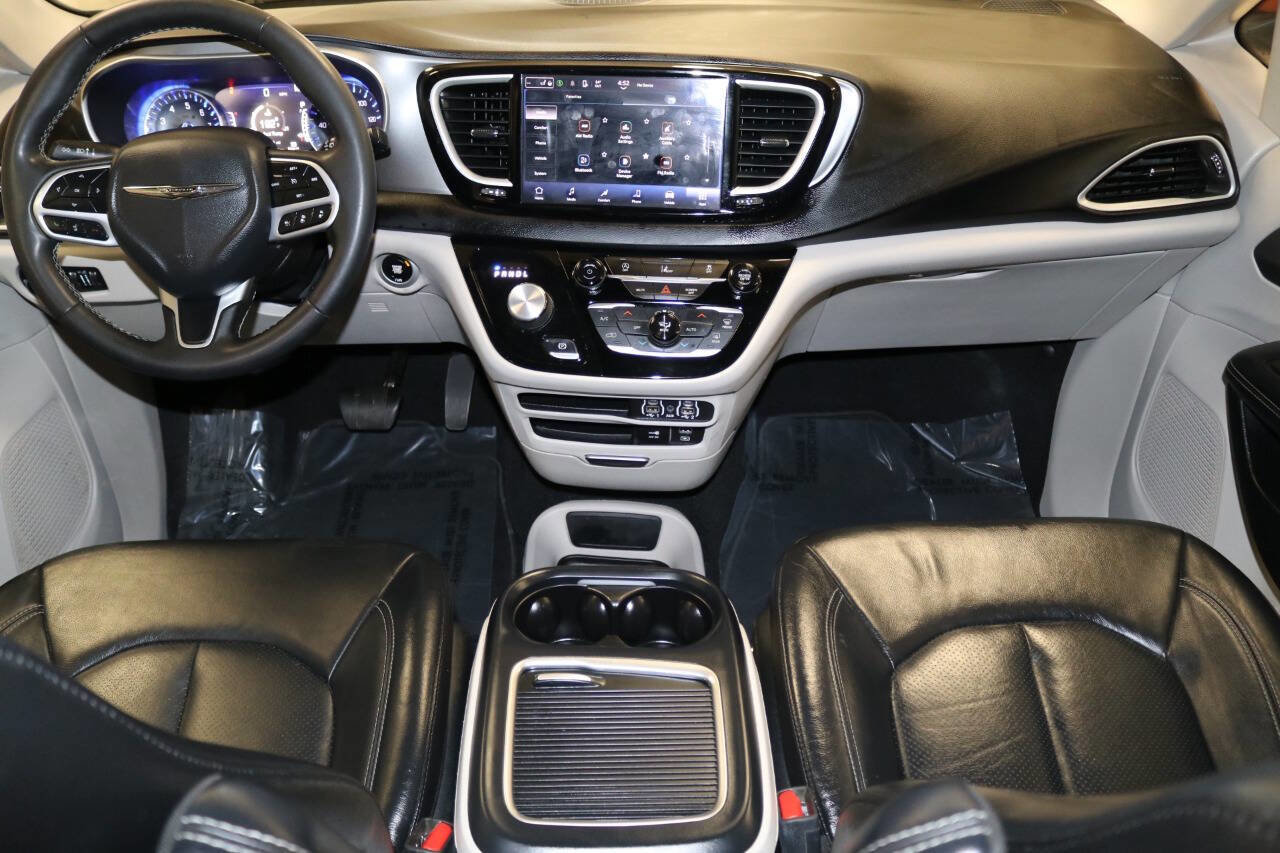 Used 2023 Chrysler Pacifica Touring-L image 18