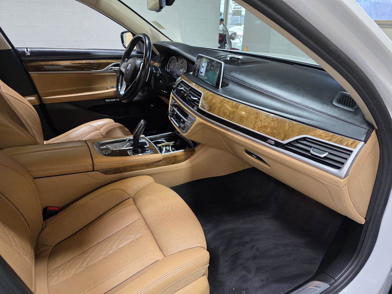 Used 2017 BMW 740i xDrive image 26