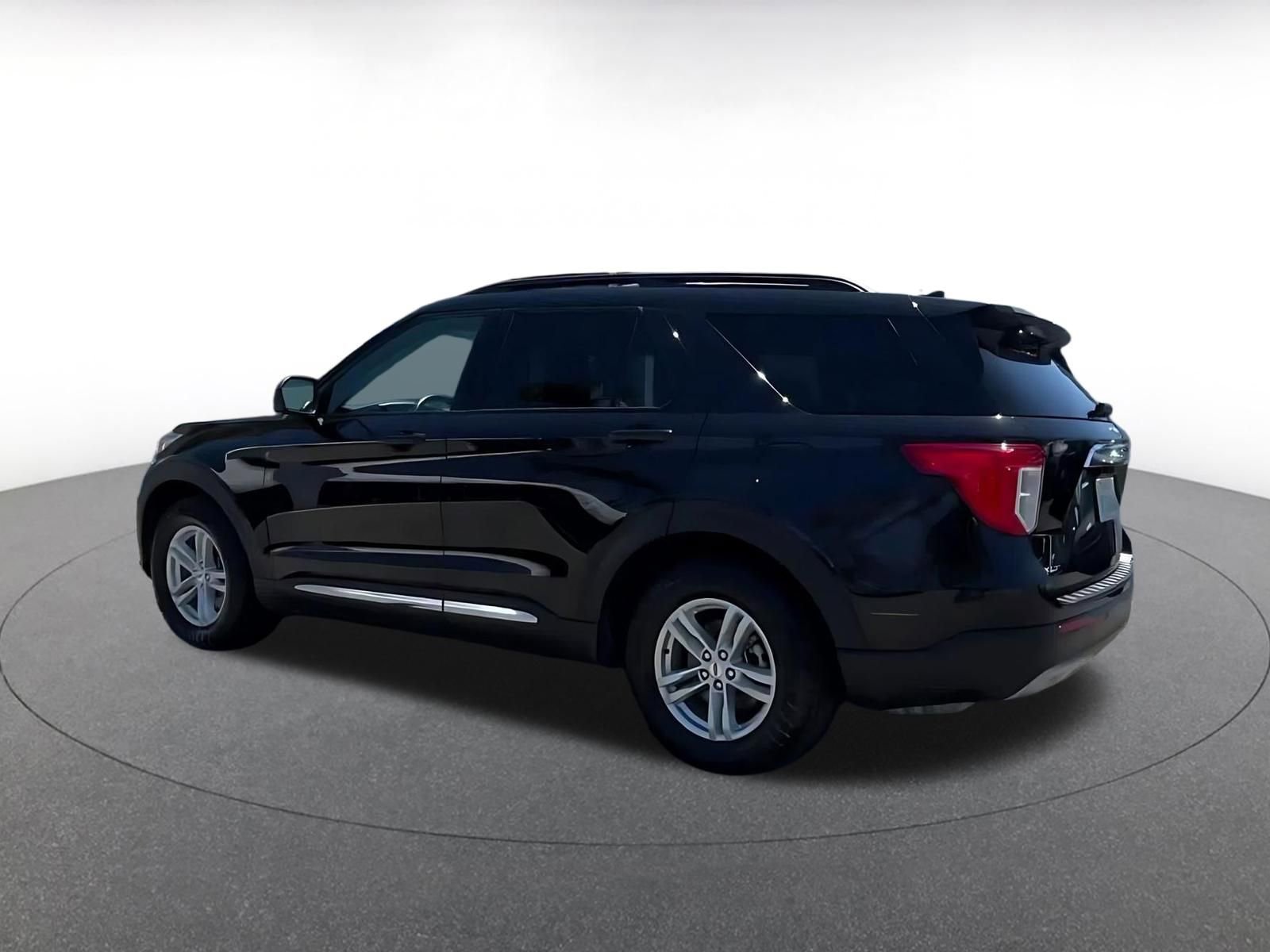 Used 2023 Ford Explorer XLT w/ Equipment Group 202A RWD image 10