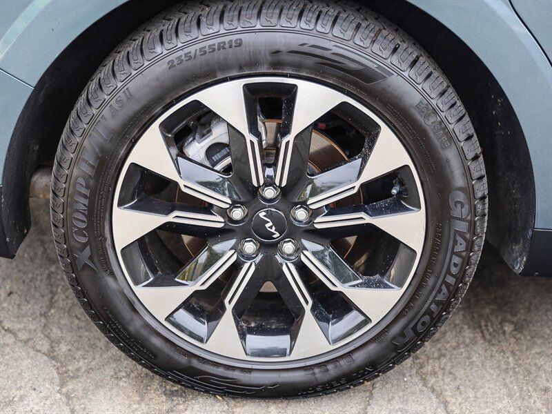 Used 2024 Kia Carnival EX FWD image 13