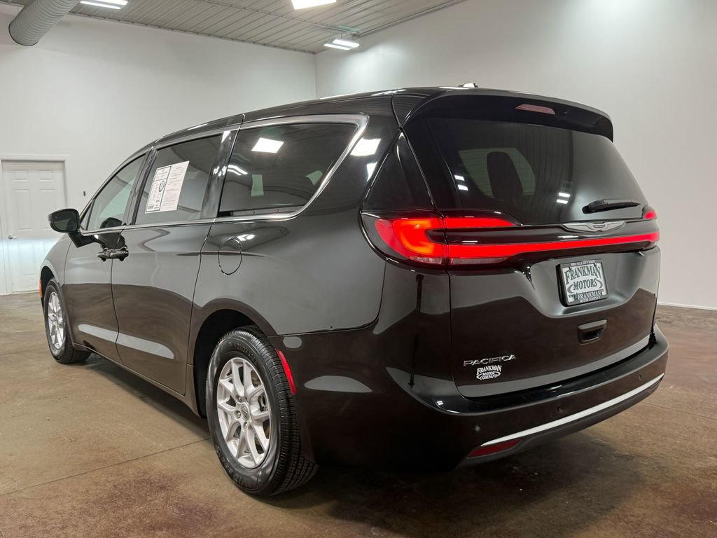 Used 2024 Chrysler Pacifica Touring-L image 4