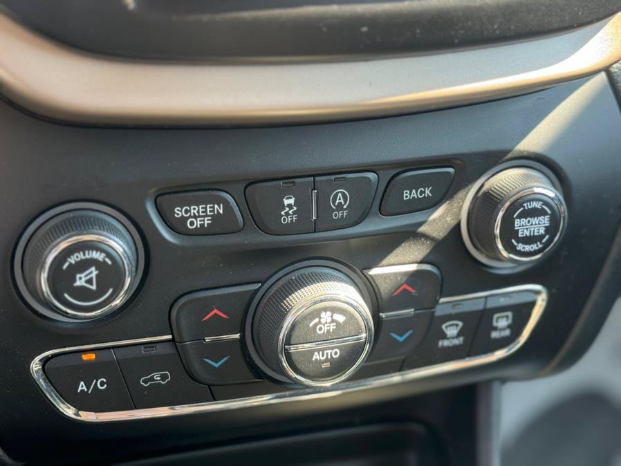 Used 2018 Jeep Cherokee Limited w/ High Altitude Package AWD/4WD image 17