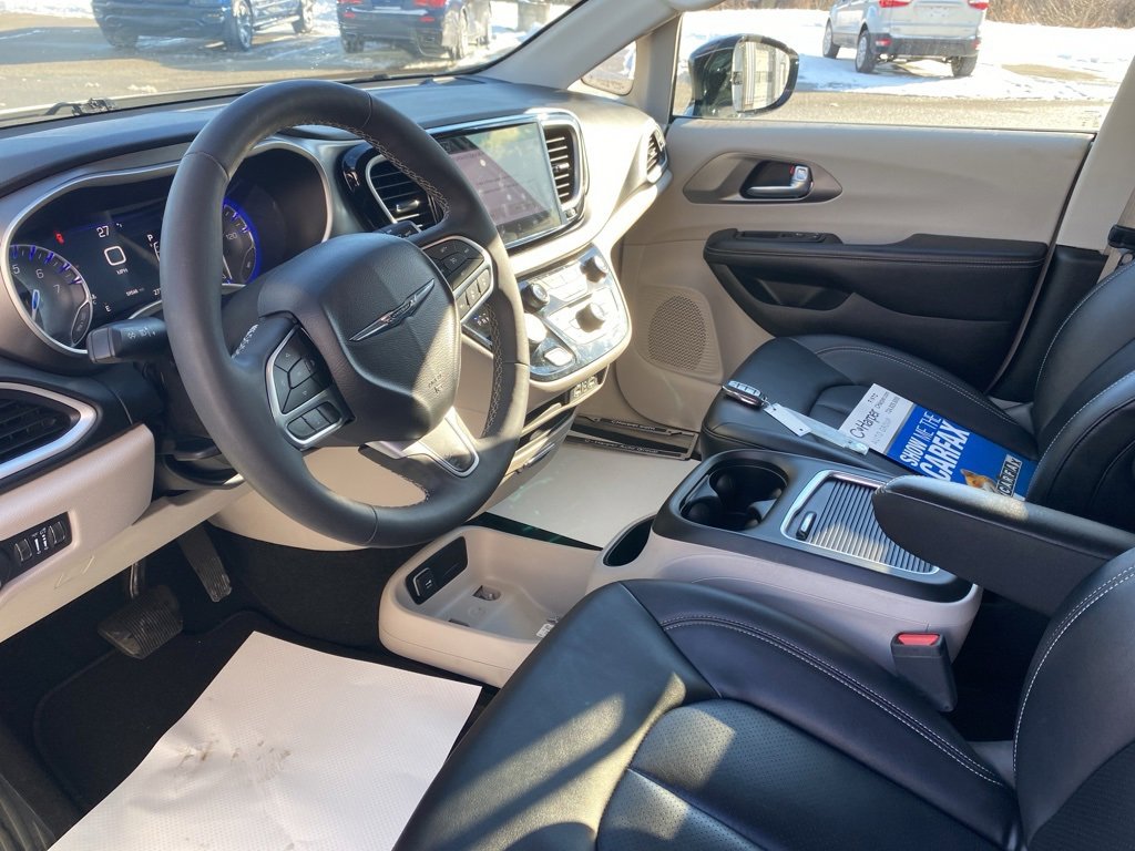 Used 2024 Chrysler Pacifica Touring-L image 26