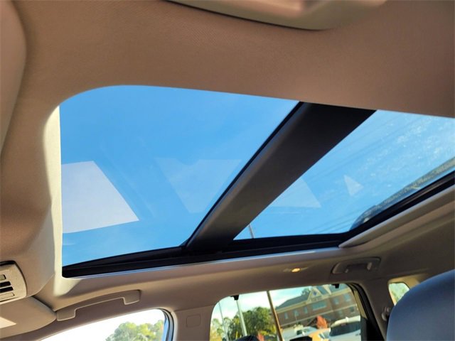 Used 2025 Nissan Rogue SV w/ SV Premium Package image 16