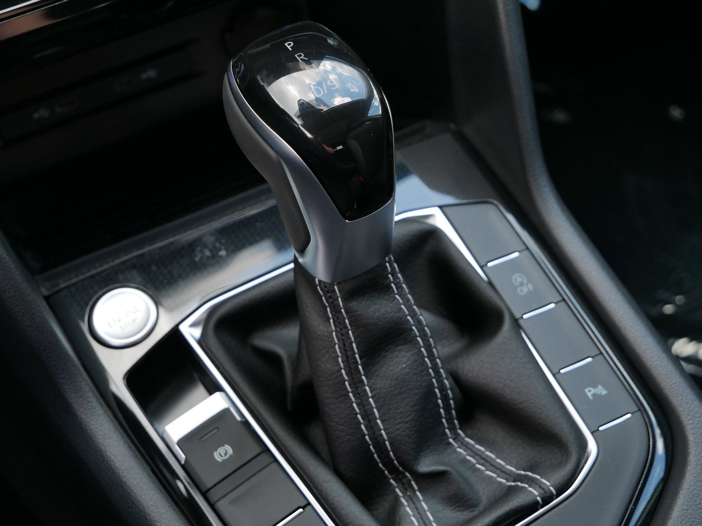 New 2025 Volkswagen Taos SE image 9