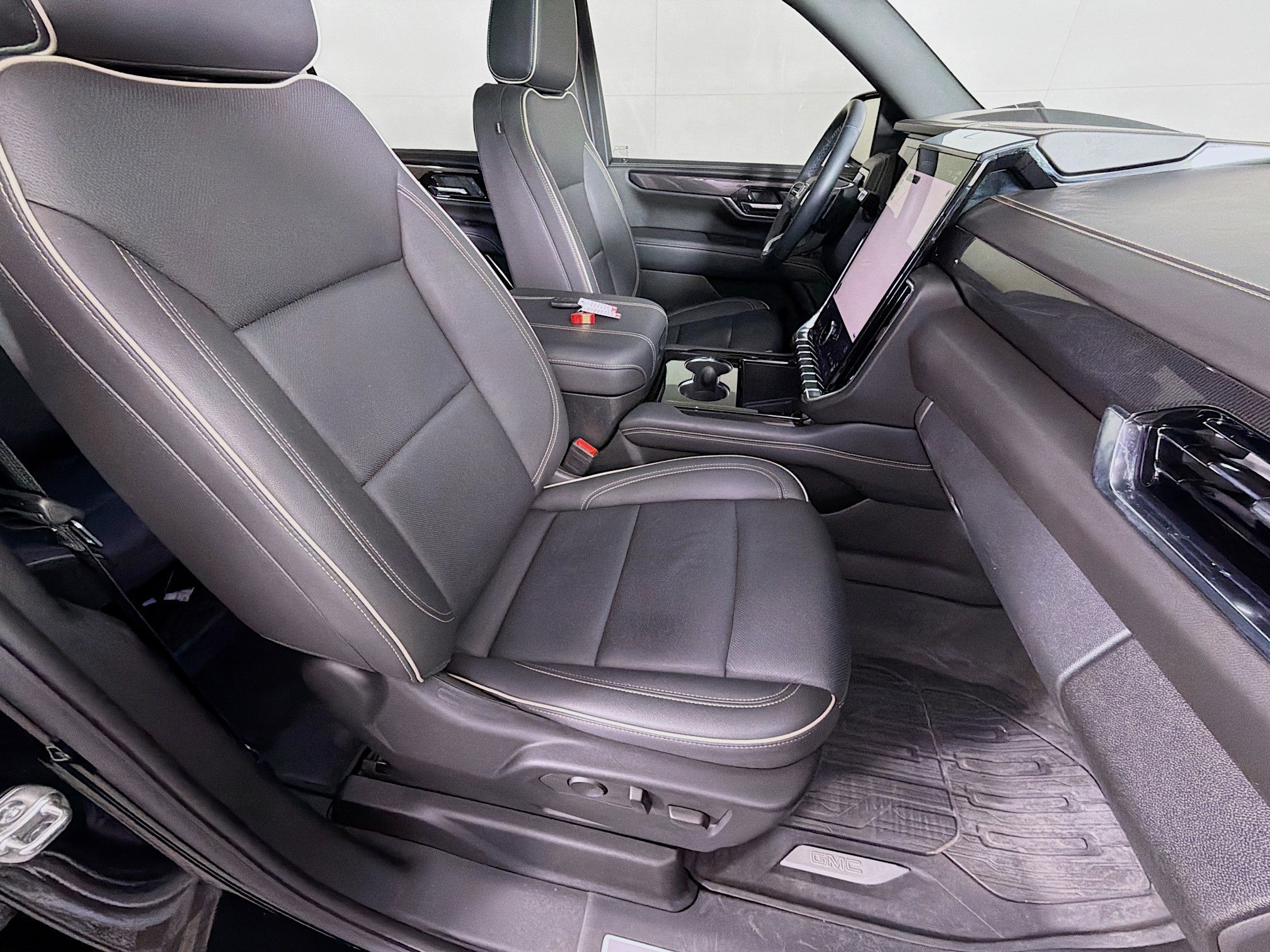 Used 2025 GMC Yukon XL Elevation image 30