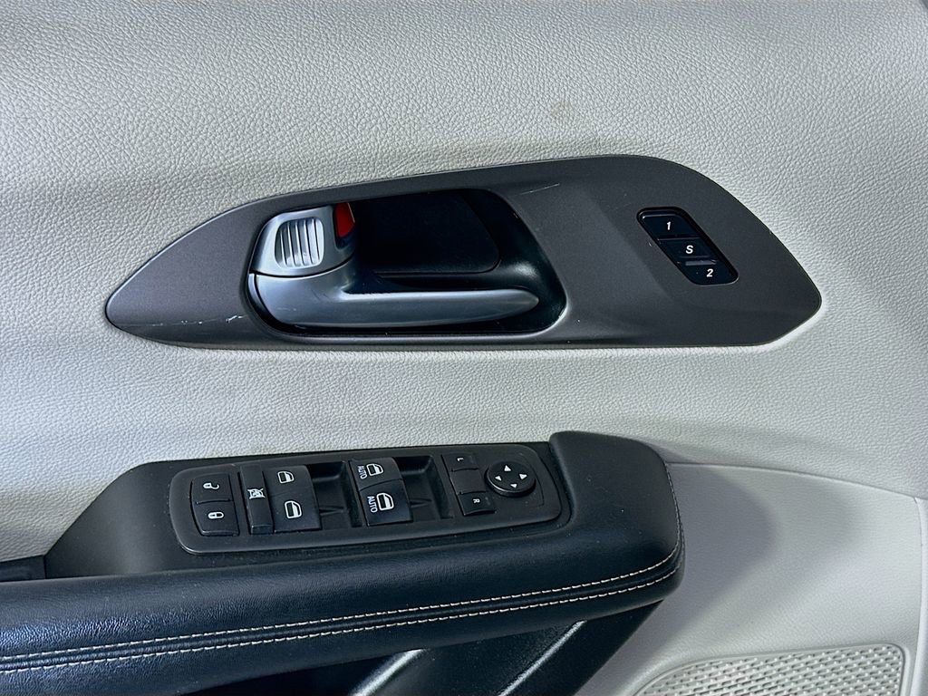Used 2021 Chrysler Pacifica Touring-L image 17