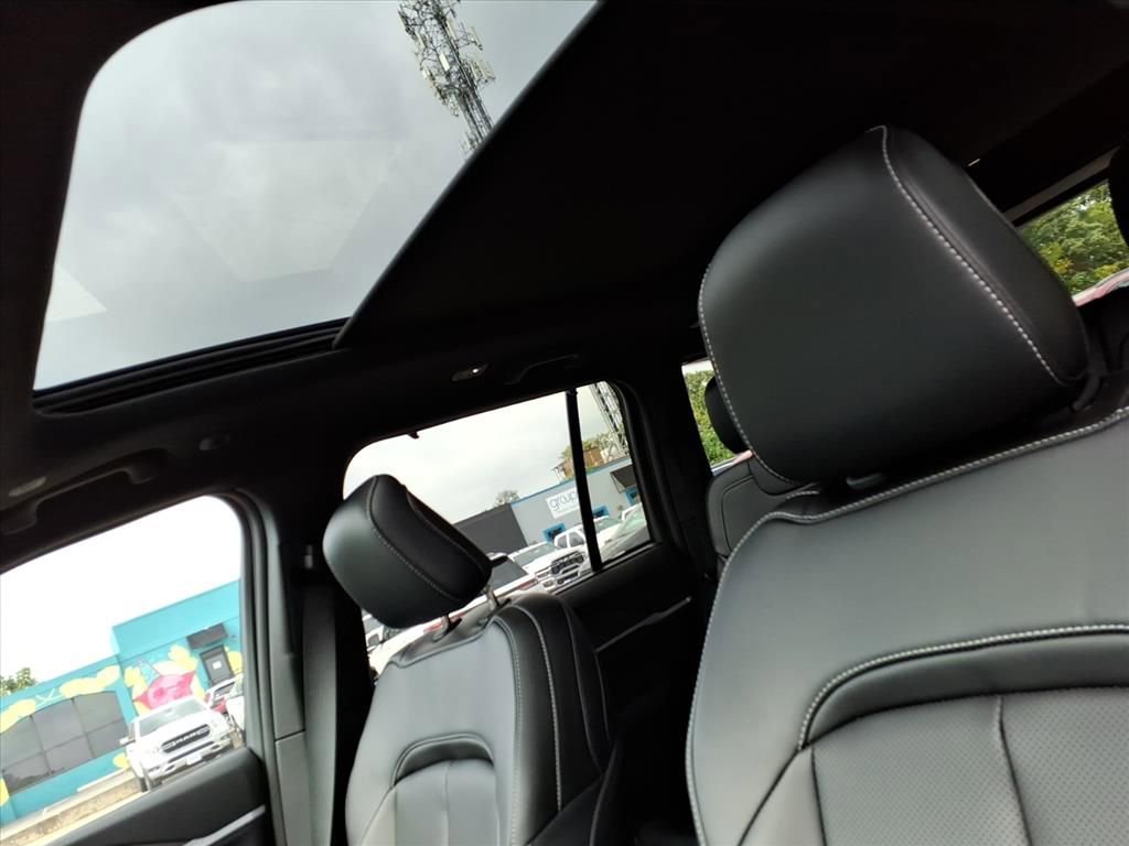 New 2025 Jeep Grand Cherokee Limited w/ Luxury Tech Group II image 8