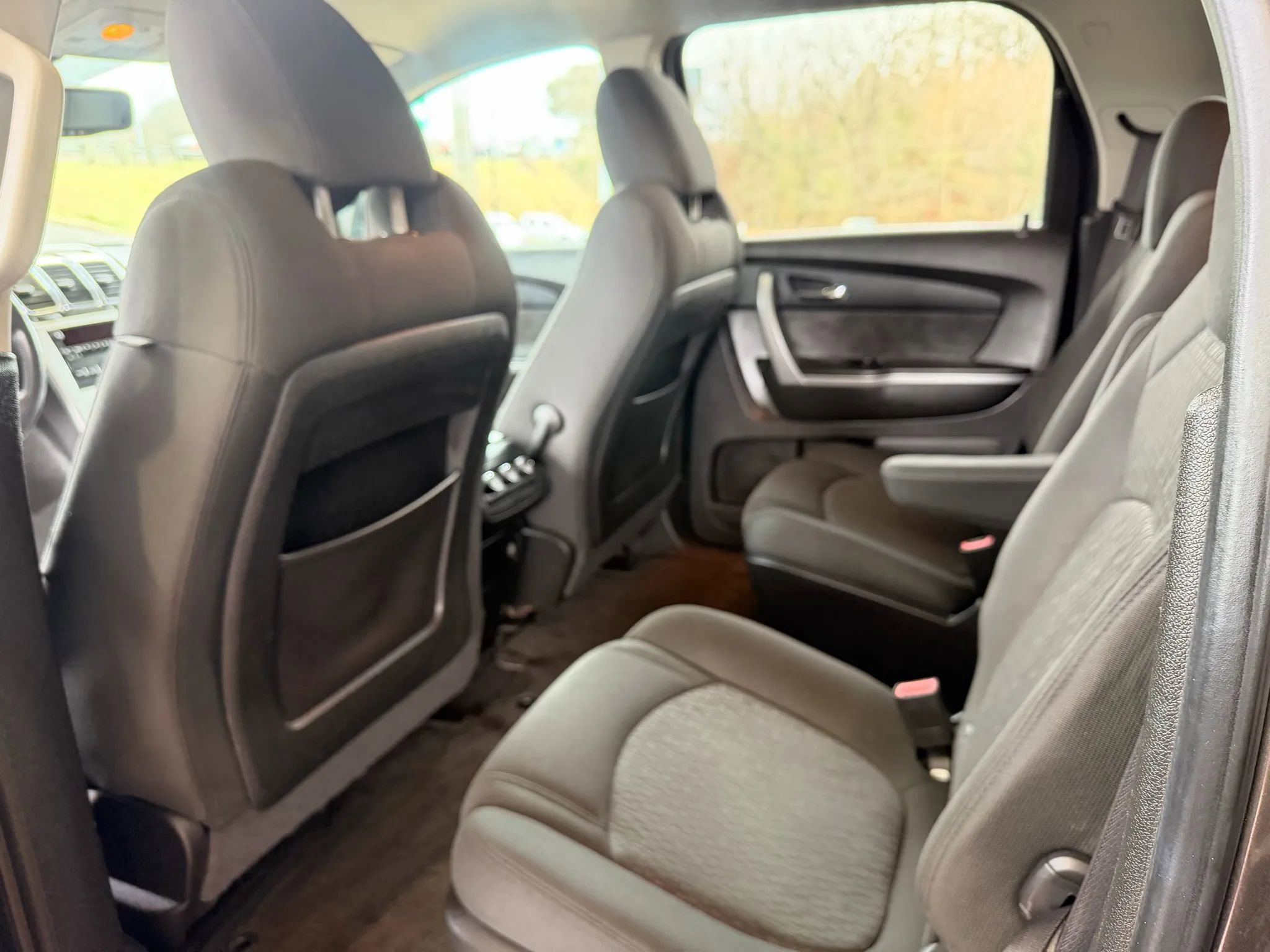 Used 2010 GMC Acadia SLE image 18