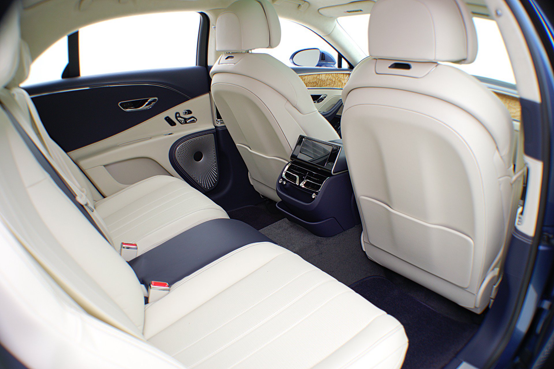 Certified 2022 Bentley Flying Spur Plug-In Hybrid AWD/4WD image 43