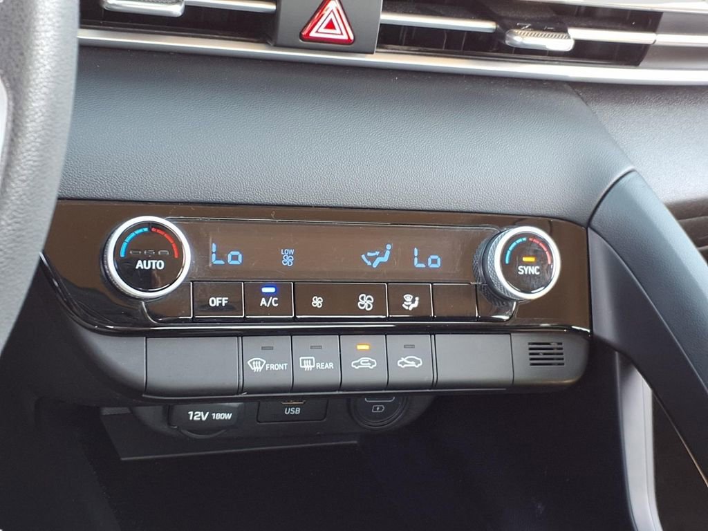 Used 2023 Hyundai Elantra SEL image 12