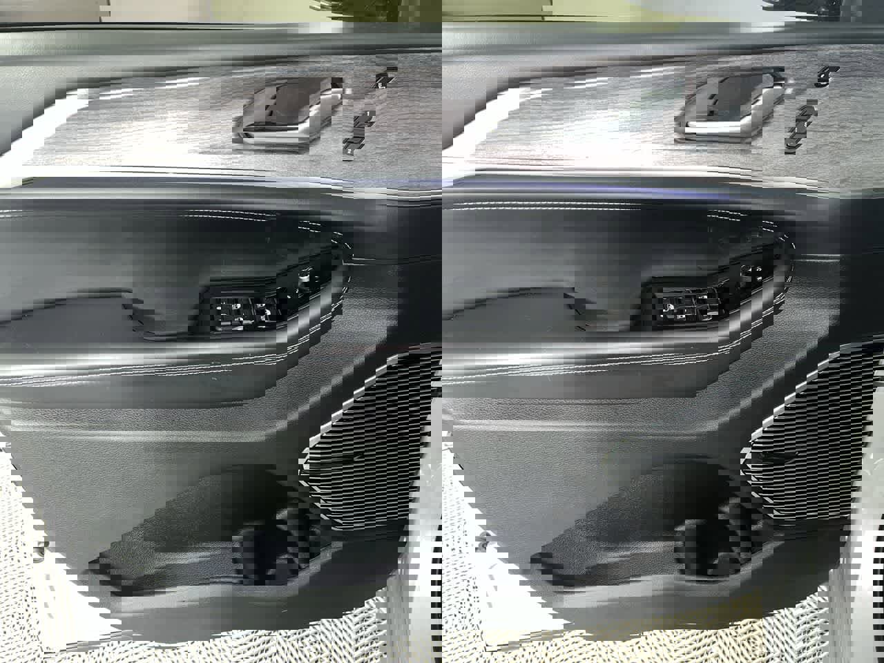 Used 2021 Jeep Grand Cherokee L Overland w/ Luxury Tech Group IV image 13