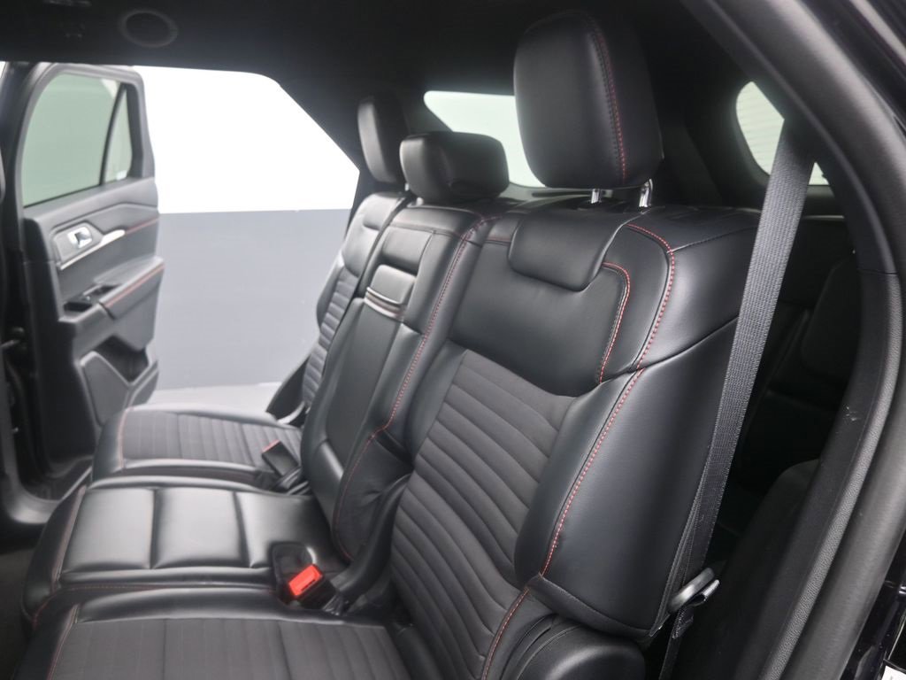 Used 2025 Ford Explorer ST-Line w/ ST-Line Street Pack image 17