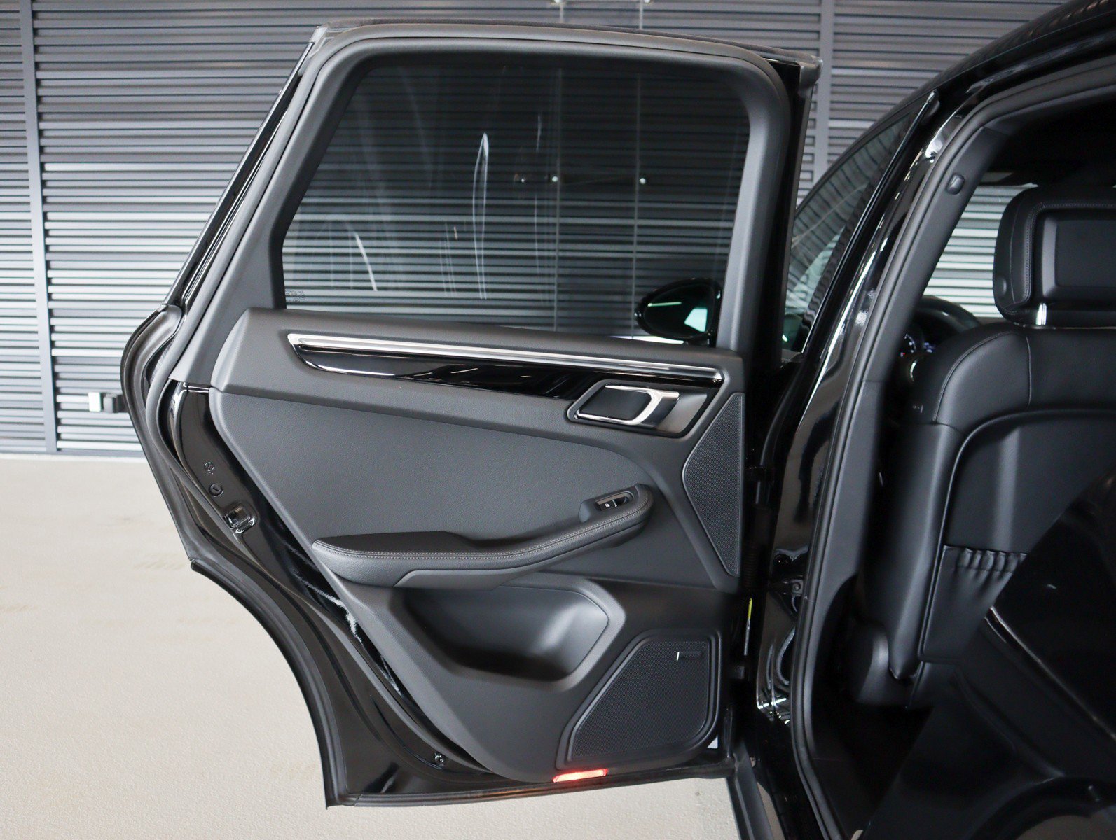 Certified 2026 Porsche Macan image 25