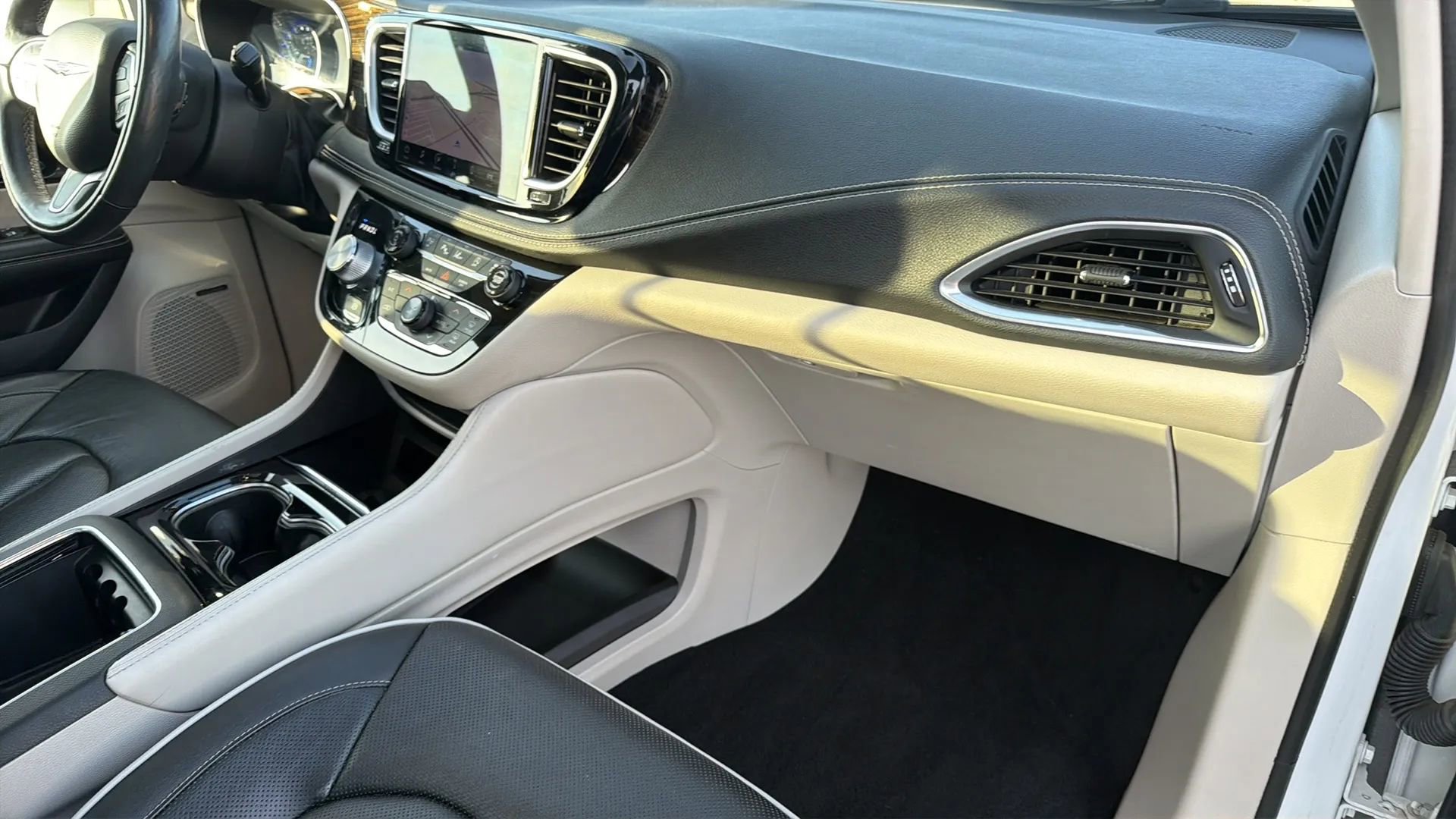 Used 2022 Chrysler Pacifica Limited image 64