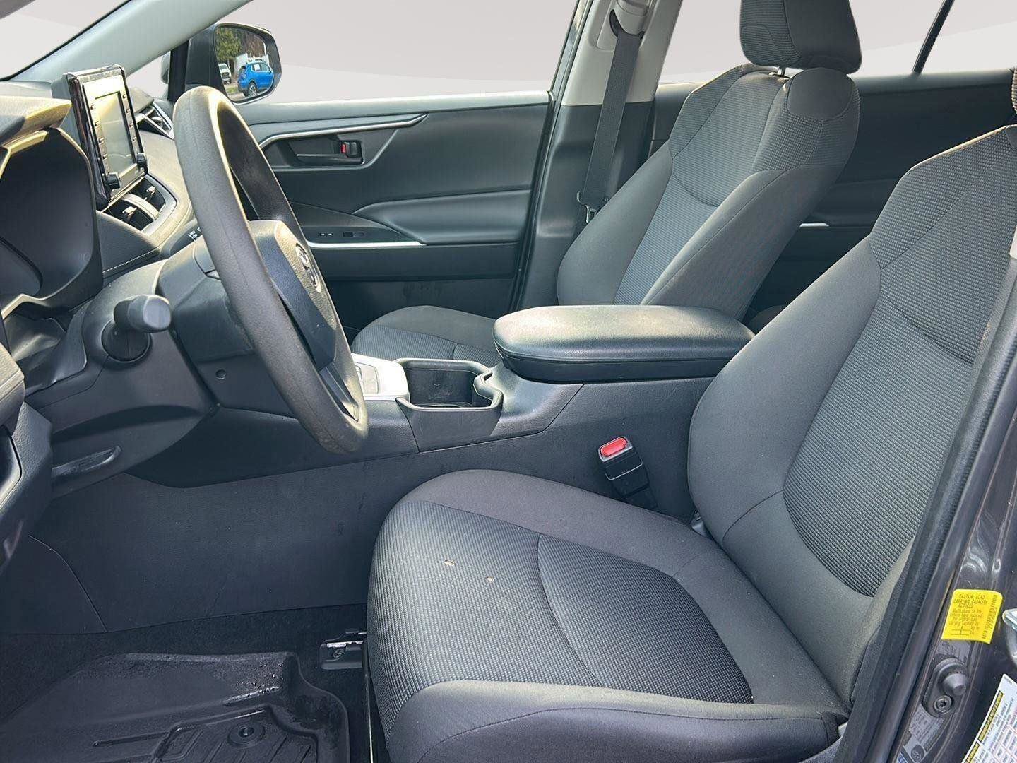 Used 2022 Toyota RAV4 LE image 9