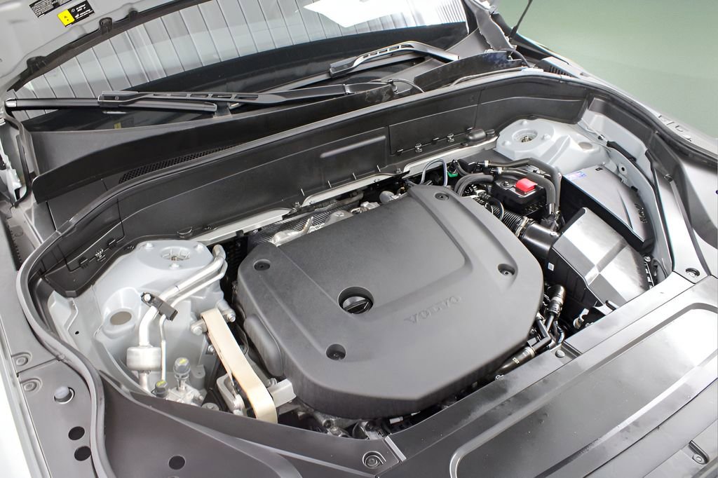 Certified 2025 Volvo XC90 B6 Plus image 32
