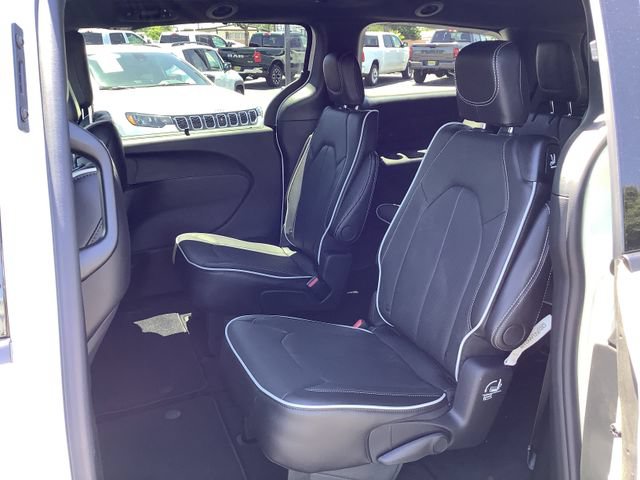 New 2027 Chrysler Pacifica Limited FWD image 25